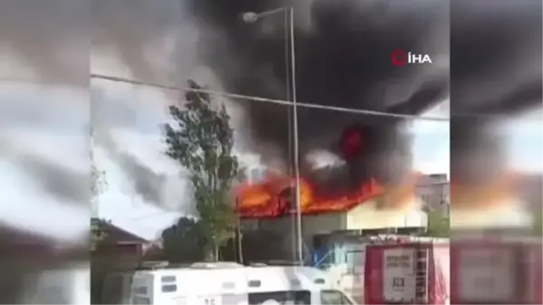 Pendik'te İş Yerinin Çatısında Çıkan Yangın Söndürüldü