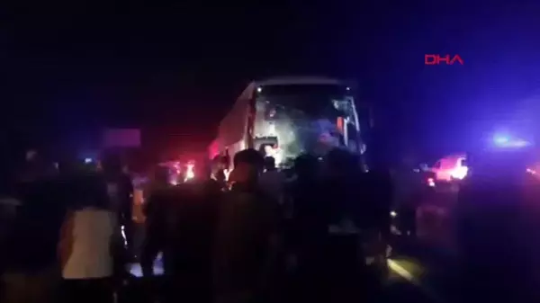 Uşak'ta salça yüklü TIR'a otobüs çarptı: 15 yaralı