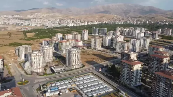 Malatya'da ağır hasarlı 7 bina kontrollü olarak yıkıldı