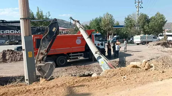 Adıyaman'da Yol Çalışması Sırasında Elektrik Direği Kamyonun Üzerine Devrildi