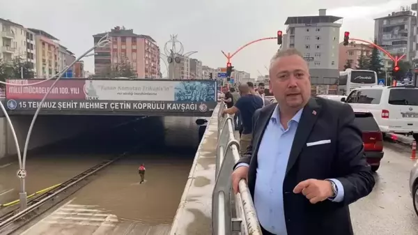 Uşak'ta Sağanak Yağmur Trafiği Felç Etti