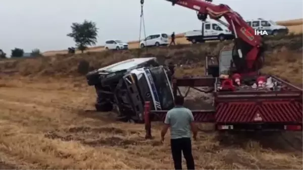 Ankara'da çöp kamyonu tarlaya uçtu