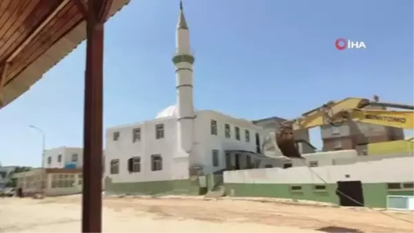 Depremde ağır hasar alan cami kontrollü olarak yıkıldı