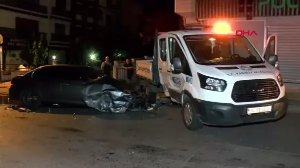 Ümraniye'de Zabıta Aracına Çarpan Otomobilde 2 Kişi Yaralandı