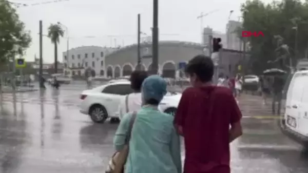 İzmir'de Sağanak Yağış: Cadde ve Sokaklarda Su Birikintileri Oluştu