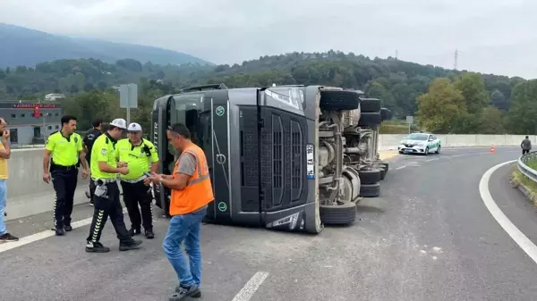 Düzce'de moloz yüklü tır yan yattı, sürücü yaralandı