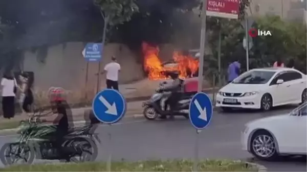 Bahçeşehir'de Park Halindeki Araç Alev Alev Yandı