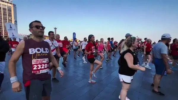 İzmir'de düzenlenen 9 Eylül İzmir Yarı Maratonu büyük heyecana sahne oldu