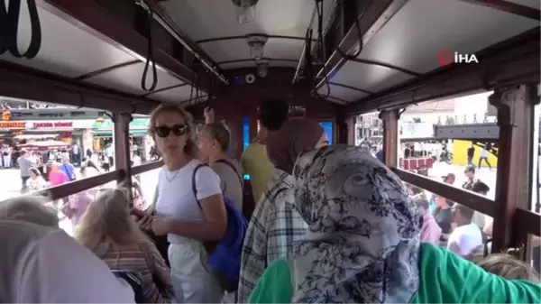 Taksim'in simgesi nostaljik tramvaylarda şarkılarla zaman yolculuğu