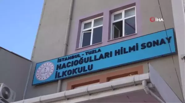 Tuzla'da öğrenciler ilk derste defterlerini ve kitaplarını sıralarında buldu