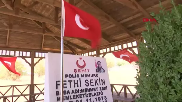 FETHİ SEKİN'İN ŞEHİT OLDUĞU İZMİR'DEN ALDIĞI BAYRAĞI, BİN 500 KİLOMETRE BİSİKLET SÜREREK KABRİNE ULAŞTIRDI