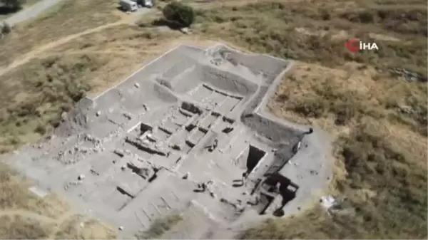 Anadolu'nun tarihine ışık tutan Eskiyapar Höyükte 3 bin 500 yıllık yapı gün yüzüne çıkıyor