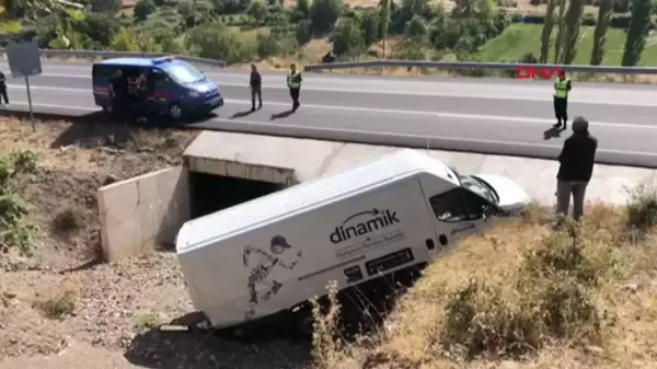 Amasya'da hafif ticari araç menfeze devrildi, sürücü yaralandı