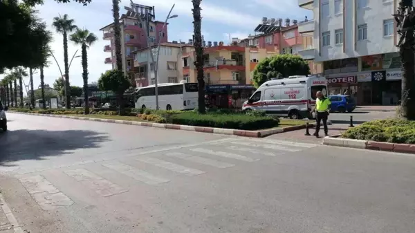 Antalya'da Yaya Geçidinde Kaza: Kadın Ticari Taksinin Aynasına Çarptı