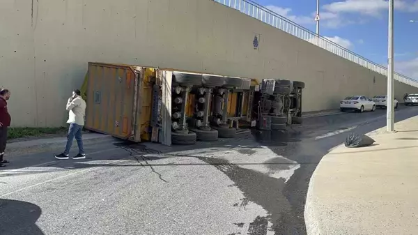 Arnavutköy'de Kamyon Yan Yattı, Sürücü Yaralandı