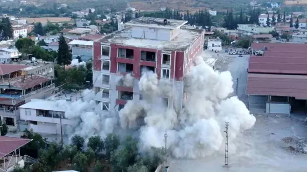 Aylardır korku içerisinde yaşıyordu... 7 katlı binanın yerle bir olmasıyla rahat nefes aldı