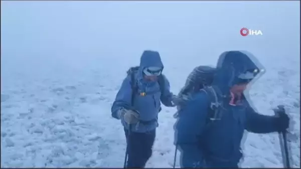 Sis ve fırtına tırmanışa engel olmadı, Ağrı Dağı'nın zirvesi dağcıları ağırladı