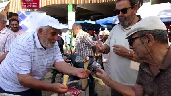 İzmit'te 71 ve 61 yıldır seyyar dondurma satan esnaflara plaket takdim edildi