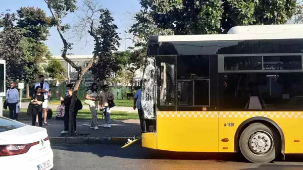 Beyoğlu'nda Tramvay ve İETT Otobüsü Çarpıştı