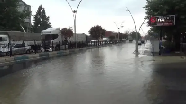 Tunceli'de sağanak sonrası yollar göle döndü, vatandaş tepki gösterdi