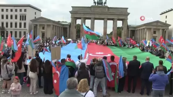 Azerbaycanlılar tarihi Brandenburg Kapısı önünde Alman medyasını protesto etti