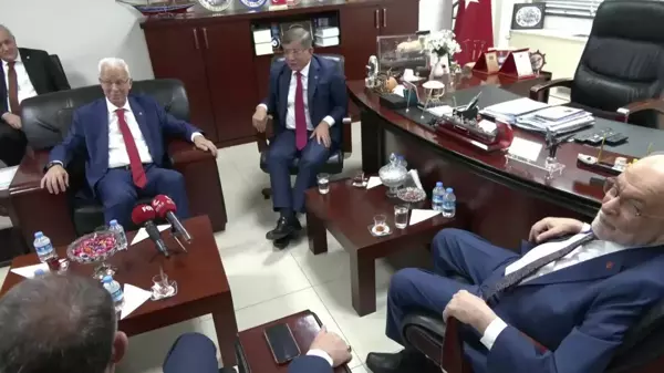 Karamollaoğlu ve Davutoğlu, Emekli Derneklerini Ziyaret Etti: 