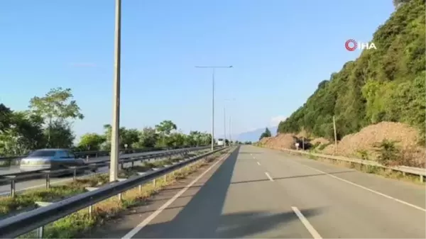 Karadeniz Sahil Yolu'nda Çöp Dağı Oluştu