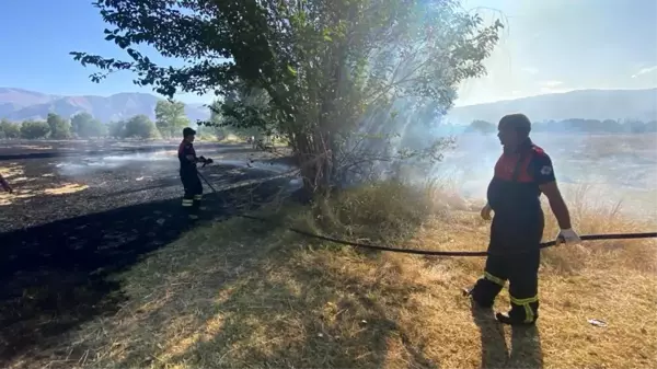 Erzincan'da çıkan ot yangınları itfaiye tarafından söndürüldü