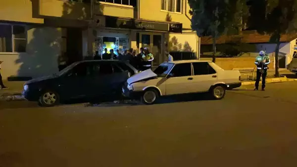 Edirne'de park halindeki araca çarpan otomobilde 2 kişi yaralandı