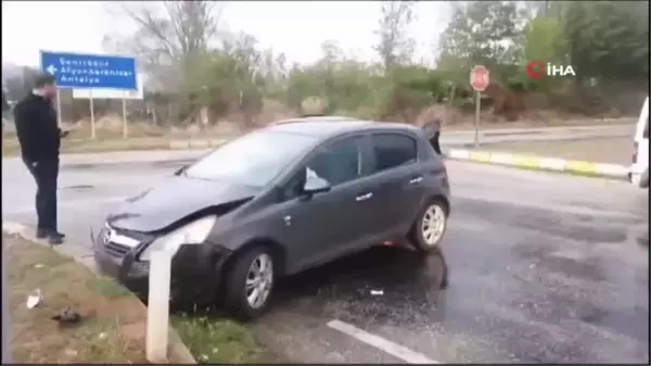 Isparta'da hafif ticari araç ile otomobil çarpıştı: 4 yaralı