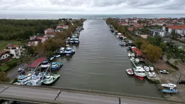 Sakarya Nehri'nde Ters Dalga Sebebiyle Tekneler Battı