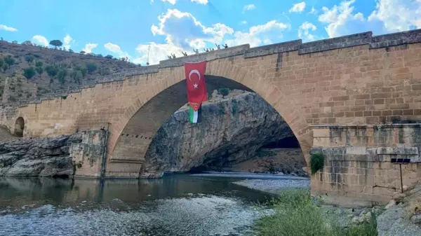 Adıyaman'da Gençler Filistin'e Destek İçin Tarihi Köprüde Bayrak Açtı