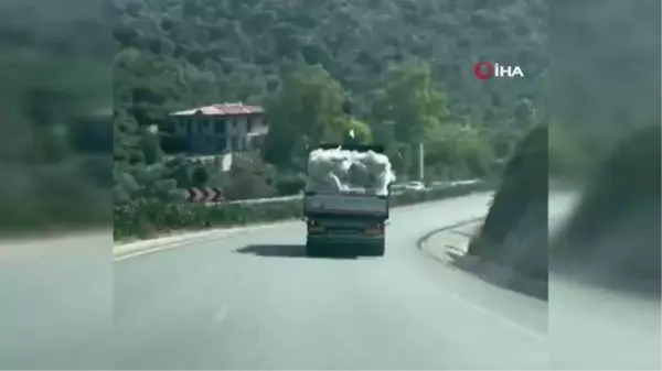 Plastik malzeme taşıyan tır trafiği tehlikeye attı