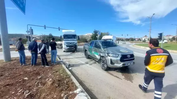 Burdur'da Tır ile Çarpışan Hafif Ticari Araç Sürücüsü Yaralandı