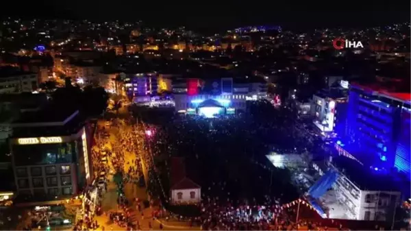 Kuşadası'nda 100'üncü yıl coşkusu Hande Yener ile taçlandı