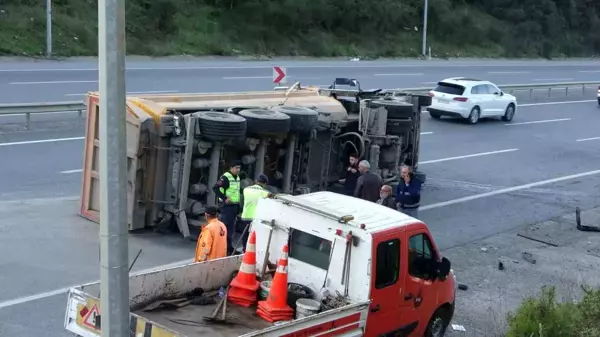 Çekmeköy'de Hafriyat Kamyonu İle Otomobil Çarpıştı: 2 Yaralı