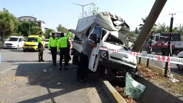 Antalya'da Ceviz Yüklü Kamyonet Beton Bloğa Çarptı