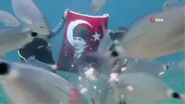 Fethiye'de denizin dibinde Türk bayrağı açarak Atatürk'ü andılar