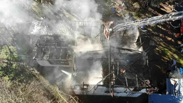 Sakarya'da Yangında Ev Kül Oldu, Bir Kişi Yanıklarla Hastaneye Kaldırıldı