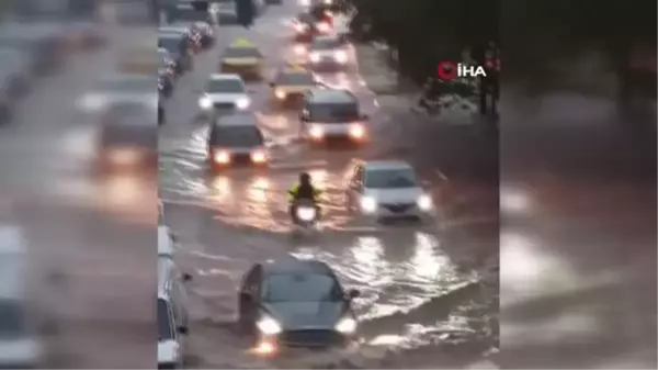 İzmir'de şiddetli sağanak caddeleri göle çevirdi