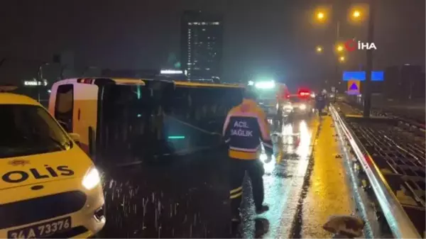 Bağcılar'da minibüs bariyerlere çarpıp devrildi: 1 ölü, 1 yaralı