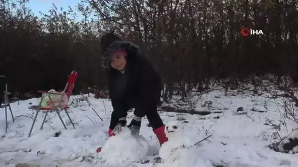 Çan'da mevsimin ilk kar yağışı çocukları sevindirdi