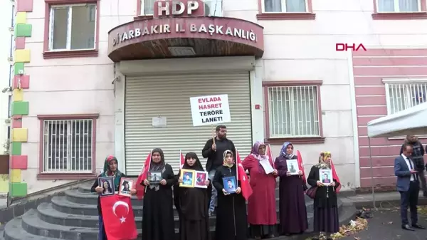 DSP Genel Başkanı Önder Aksakal, HDP önünde evlat nöbetindeki aileleri ziyaret etti