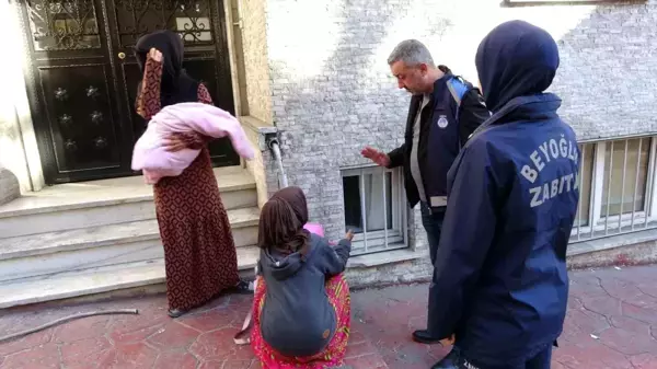 Taksim Camii Önünde Dilenciler Vatandaşları Taciz Etti