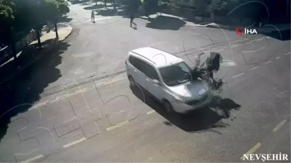 Motosikletli sürücü çarptığı aracın üzerinden takla attı... O anlar kamerada