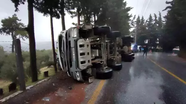 Aydın'da yağışlı hava nedeniyle beton mikseri devrildi