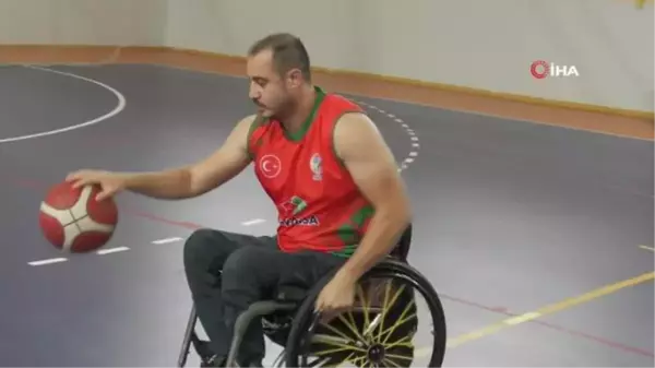 Kavgayı ayırırken yediği kurşunla felç olan Eyüp, yaşama basketbolla tutundu