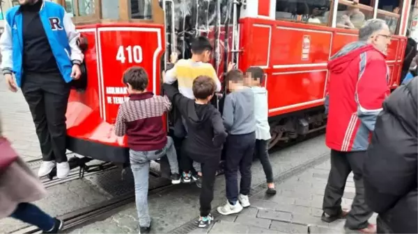 İstiklal Caddesi'nde Çocukların Tehlikeli Nostaljik Tramvay Yolculuğu