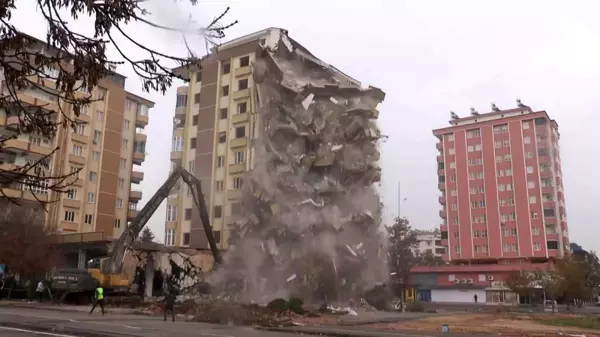 Gaziantep'te Güneş Apartmanı'nın B Blok'u yıkıldı