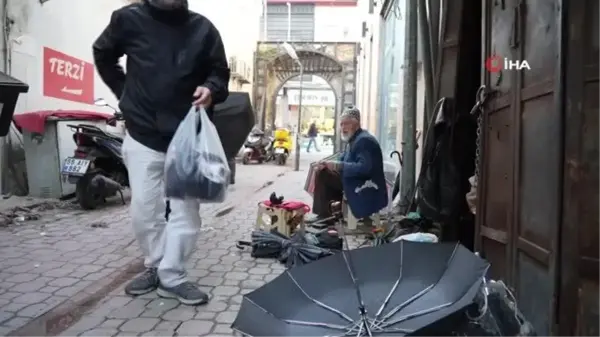 94 yaşındaki şemsiye tamircisinin başında kuyruk oluyorlar